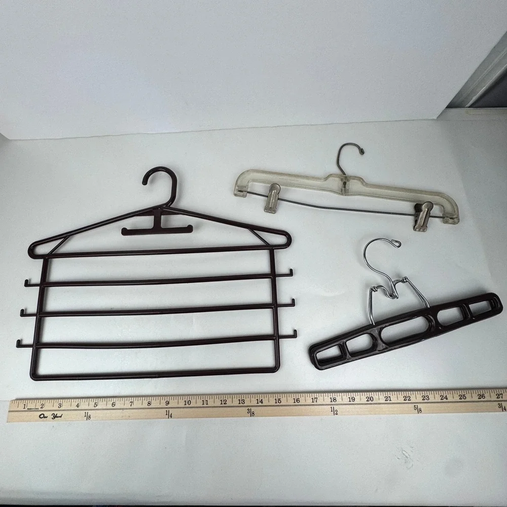 1 Vtg Plastic Brown 5 Tier Closet Hanger w Side Hooks and 2 Plastic Hangers READ